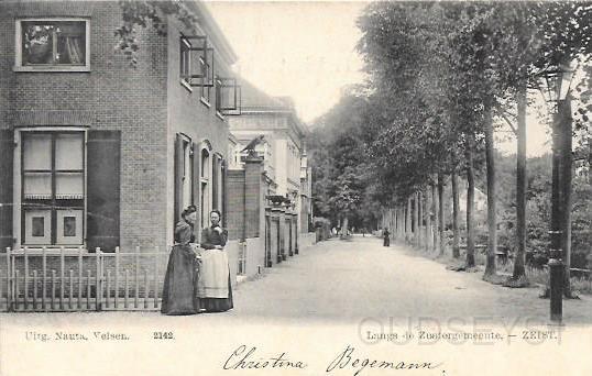 Het Slot en omgeving0011, Lageweg. 1906.jpg - Langs de Zustergemeente (Lageweg 4). Het Zinzendorfhuis en twee verdwenen panden.Het Zinzendorfhuis was vroeger een particulier pension, maar is tegenwoordig een tehuis voor Surinaamse studenten. Woonhuis is gebouwd rond 1840 en was onder meer in 1906 de woning van de heer L.W.R. Schütz, lid van de Broedergemeente. In 1921 woonde hier Mr. Dr. A. Crommelin, Directeur Geldersche Credietvereeniging. In 1942 was hier een pension van S. Goedel, Pensionhouder. En in 1963 woonde o.a. hier Hoofdonderwijzer J.M. Koorndijk en Hoofd van de huishouding mevr. M.E. van Weelden. Opname van 1905.